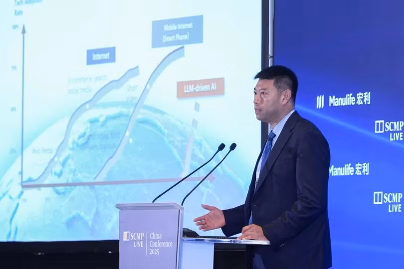 Chuyên gia AI của Alibaba Hoàng Phi phát biểu tại Hội nghị SCMP Trung Quốc 2025 ngày 8/7. Ảnh: SCMP.