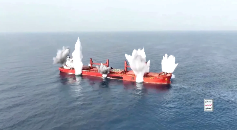 Những cột khói bốc lên từ tàu MV Magic Seas treo cờ Liberia do Hy Lạp vận hành. Ảnh chụp màn hình này được trích từ video công bố ngày 8/7. Ảnh: Reuters.