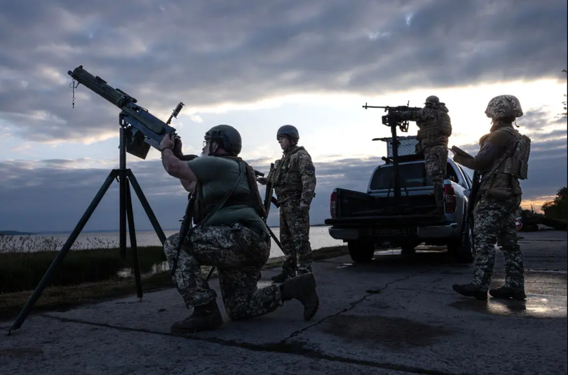 Quân đội Ukraine lắp đặt vũ khí để hỗ trợ phòng không tại Ukraine vào tháng 5. Ảnh: Getty.