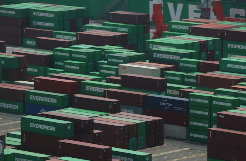 Các container được chụp ảnh tại một cảng công nghiệp ở Tokyo, Nhật Bản, ngày 2/7. Ảnh: Reuters.