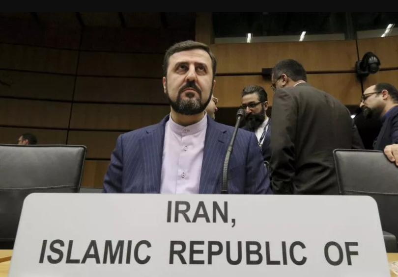 Thứ trưởng Ngoại giao Iran Kazem Gharibabadi, khi đó là đại sứ tại Cơ quan Năng lượng Nguyên tử Quốc tế, tham dự cuộc họp của hội đồng quản trị IAEA tại Vienna, Áo vào ngày 21/11/2019. Ảnh: Newsweek.