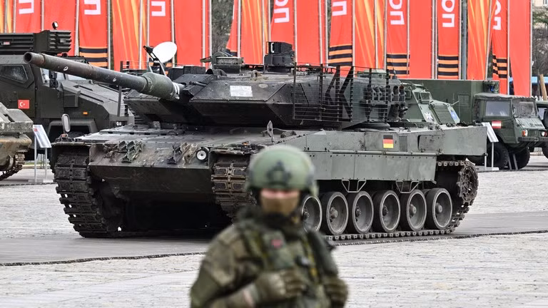 Xe tăng chiến đấu chủ lực Leopard 2A6 của Đức được trưng bày tại Moscow, ngày 28/4/2024. Ảnh: Sputnik.