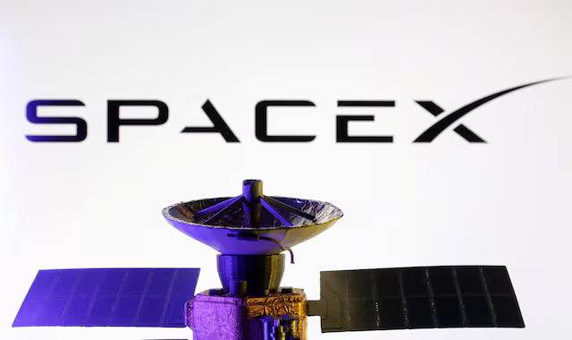 Hình ảnh một vệ tinh Starlink được chụp trước logo của công ty SpaceX. Ảnh: Reuters.