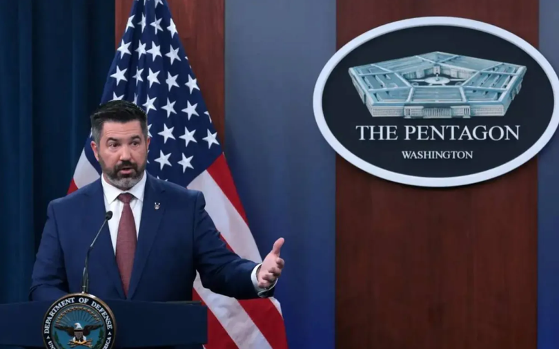 Phát ngôn viên Lầu Năm Góc, ông Sean Parnell, trong cuộc họp báo hôm 2/7. Ảnh: AFP.