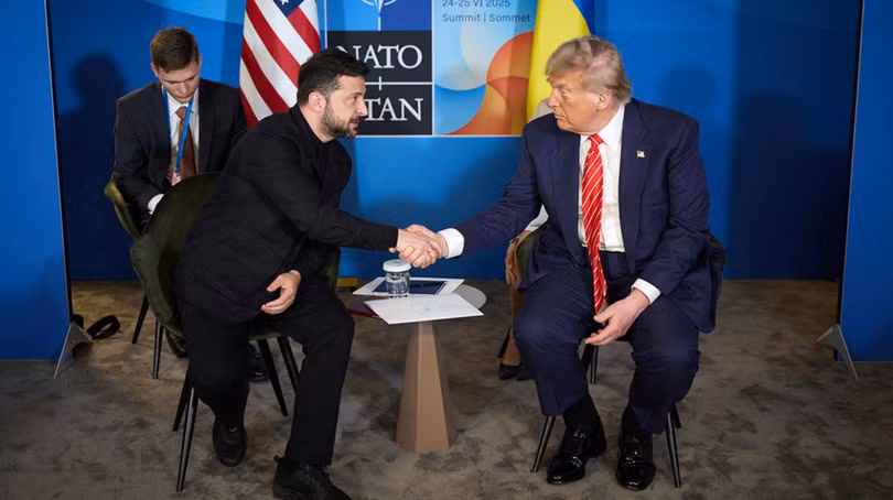 Tổng thống Mỹ Donald Trump và Tổng thống Ukraine Volodymyr Zelensky tham dự cuộc họp bên lề hội nghị thượng đỉnh NATO tại The Hague. Ảnh: Reuters.