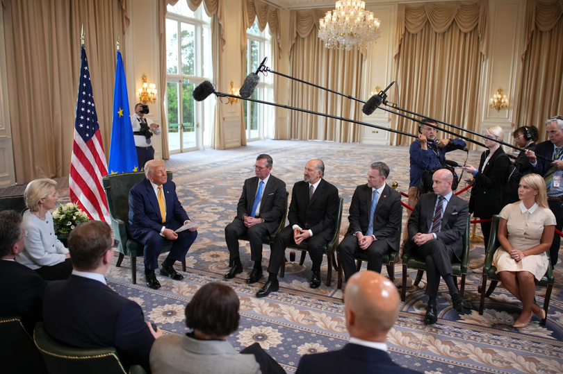 Tổng thống Mỹ Donald Trump công bố thỏa thuận thương mại với EU tại câu lạc bộ golf Trump ở Scotland. Ảnh: WSJ.