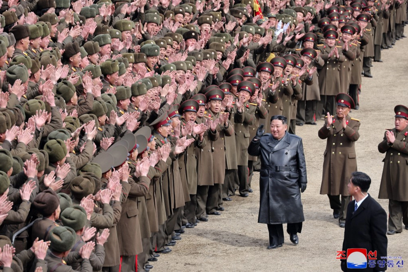 Nhà lãnh đạo Triều Tiên Kim Jong-un tại Học viện quân sự Kang Kon ở Bình Nhưỡng vào ngày 25/2. Ảnh: KCNA.