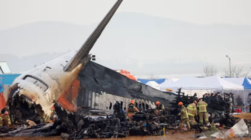 Nhân viên cứu hộ làm việc tại hiện trường nơi một chiếc máy bay trượt khỏi đường băng và rơi tại Sân bay quốc tế Muan, ở Muan, Hàn Quốc, vào ngày 30/12/2024. Ảnh: Reuters.