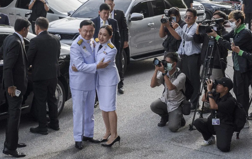 Bà Paetongtarn Shinawatra ôm cha mình, cựu Thủ tướng Thaksin Shinawatra, khi họ đến dự lễ phê chuẩn của hoàng gia chính thức bổ nhiệm bà làm Thủ tướng ngày 18/8/2024. Ảnh: AFP.