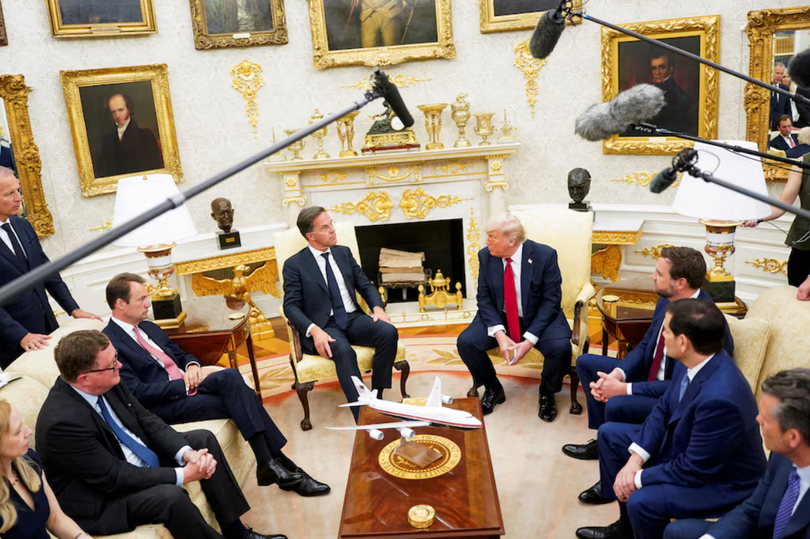 Tổng thống Mỹ Donald Trump, cùng với Phó Tổng thống J.D. Vance, Ngoại trưởng Marco Rubio và Bộ trưởng Quốc phòng Pete Hegseth gặp Tổng thư ký NATO Mark Rutte tại Phòng Bầu dục hôm 14/7. Ảnh: Reuters.