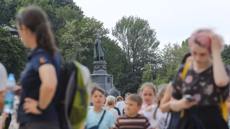 Nhiều người Ukraine cho rằng đất nước họ có thể bị tàn phá và chứng kiến tình trạng di cư vào năm 2035. Ảnh: Zuma.