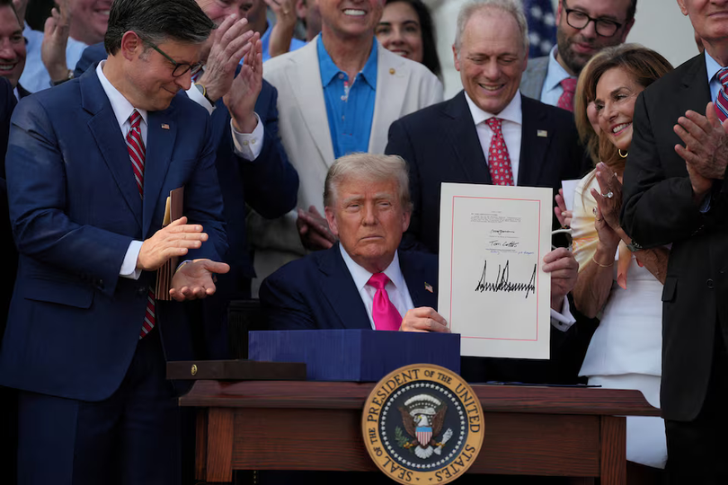 Tổng thống Mỹ Donald Trump ký thông qua đạo luật "lớn và đẹp" tại Nhà Trắng hôm 4/7. Ảnh: Reuters.