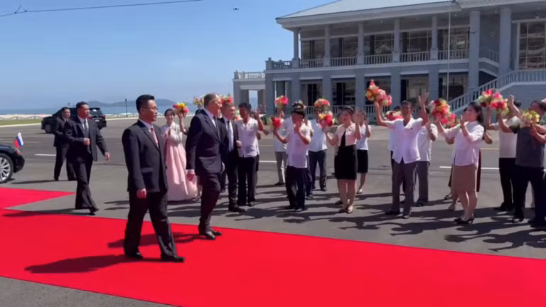 Bộ trưởng Ngoại giao Nga Sergey Lavrov tại Wonsan, Triều Tiên, vào ngày 12/7. Ảnh: RT.