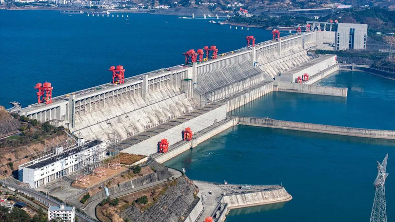 Nước tràn ra từ Đập Tam Hiệp qua chín cửa xả lũ để dự phòng thêm sức chứa cho lũ lụt từ thượng nguồn sông Dương Tử. Ảnh: Getty.