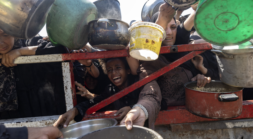 Người dân ở Gaza tại một điểm phát thức ăn miễn phí. Ảnh: Reuters.
