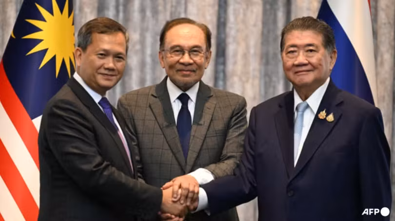 Thủ tướng Campuchia Hun Manet, Thủ tướng Malaysia Anwar Ibrahim (giữa) và quyền Thủ tướng Thái Lan Phumtham Wechayachai bắt tay nhau sau cuộc họp báo tại Putrajaya vào ngày 28/7. Ảnh: AFP.