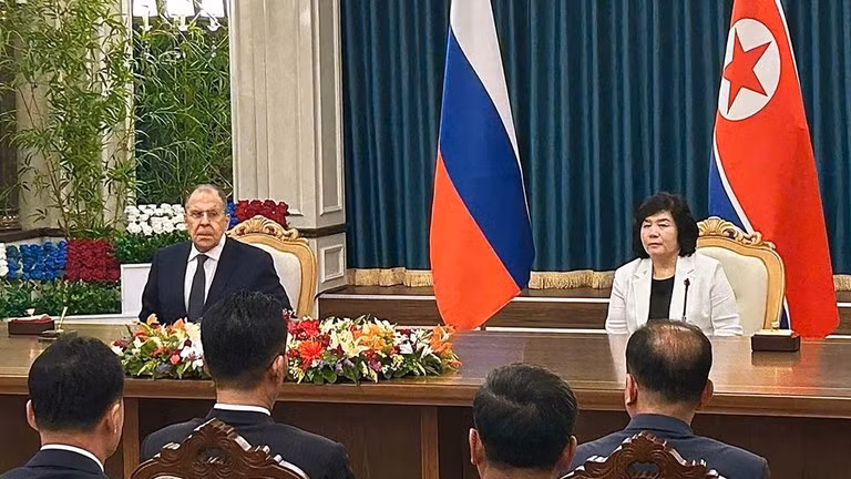 Bộ trưởng Ngoại giao Nga Sergey Lavrov và người đồng cấp Triều Tiên Choe Son Hui trong cuộc gặp tại Wonsan. Ảnh: Getty.