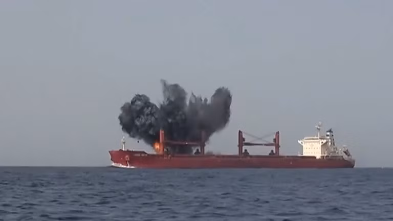 Người Houthi tấn công tàu chở hàng Magic Seas ở Biển Đỏ vào ngày 8/7. Ảnh: Getty.