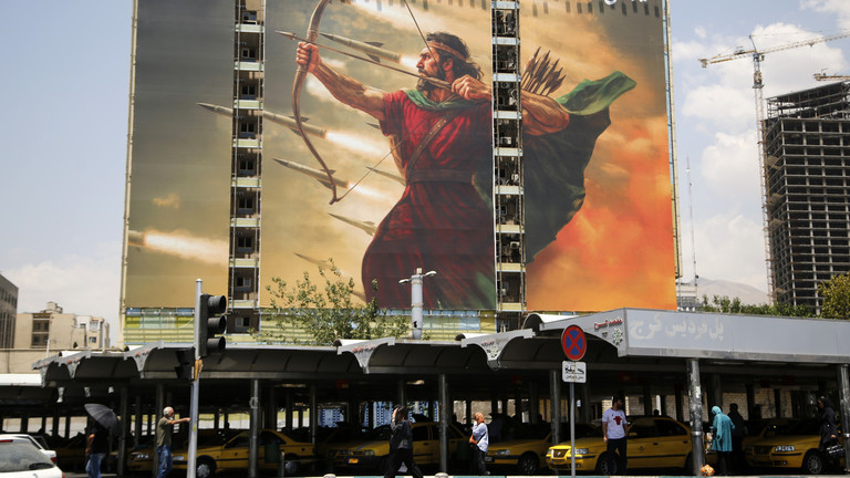 Ảnh chụp ngày 15/7 cho thấy áp phích trên một tòa nhà ở Tehran chỉ vài tuần sau khi lệnh ngừng bắn với Israel đạt được. Ảnh: Getty.