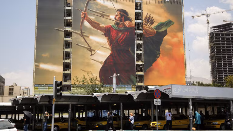 Ảnh chụp ngày 15/7 cho thấy áp phích trên một tòa nhà ở Tehran chỉ vài tuần sau khi lệnh ngừng bắn với Israel đạt được. Ảnh: Getty.