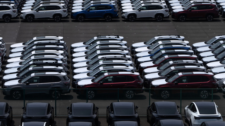 Xe thể thao đa dụng Subaru và xe điện Tesla đang chờ vận chuyển đang đỗ tại một cảng vào ngày 7/1 tại Yokohama, Nhật Bản. Ảnh: Getty.