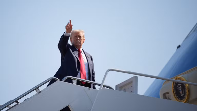 Tổng thống Mỹ Donald Trump lên chuyên cơ Không lực Một đến Scotland vào ngày 25/7 tại Căn cứ chung Andrews, Maryland. Ảnh: Getty.