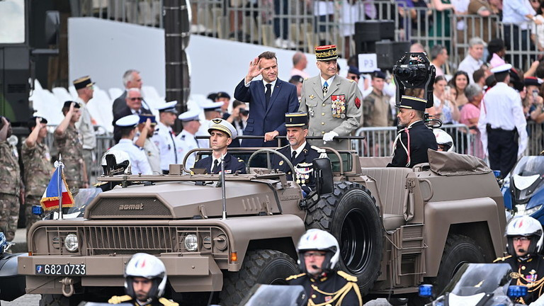 Tổng thống Pháp Emmanuel Macron tham dự lễ duyệt binh kỷ niệm Ngày Bastille thường niên tại Paris, ngày 14/7. Ảnh: Getty.