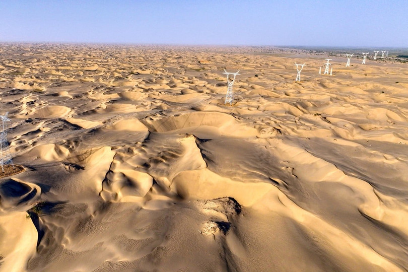 Một đoạn của dự án truyền tải và chuyển đổi 750kV đi qua sa mạc Taklamakan ở lưu vực Tarim thuộc khu vực Tân Cương, phía tây Trung Quốc. Ảnh: Xinhua.