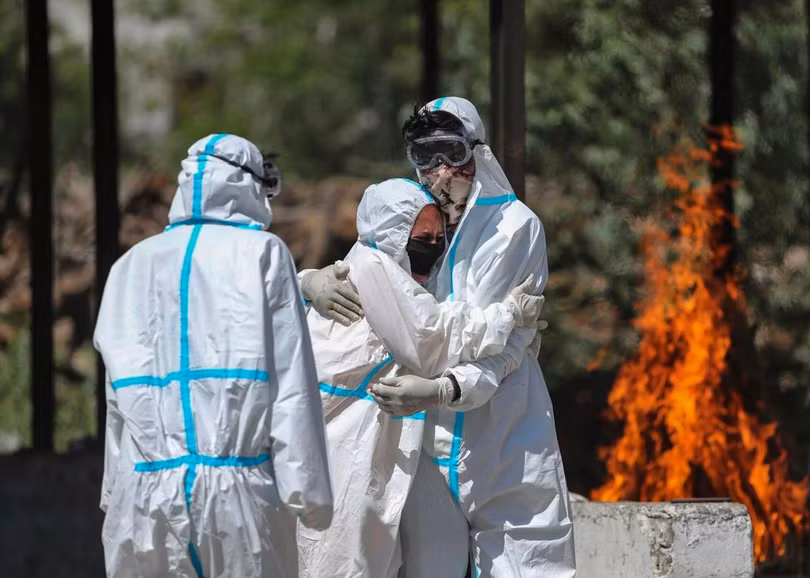 Một phụ nữ Jammu, Ấn Độ vỡ òa trong nước mắt sau khi chứng kiến người thân qua đời vì COVID-19 ngày 25/4 (Ảnh: AP)