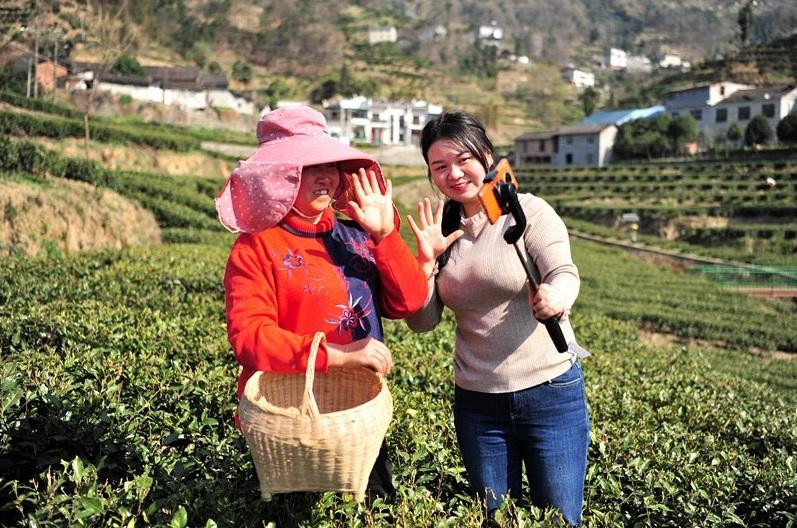 Một nông dân ở tỉnh Hồ Bắc đang livestream giưới thiệu sản phẩm trà (Ảnh: People's Daily)