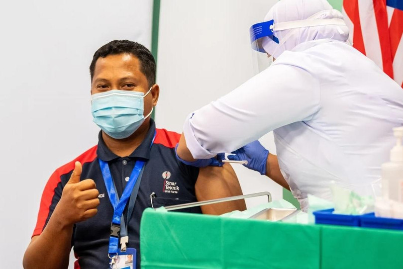 Một người đàn ông được tiêm vaccine COVID-19 của Sinovac tại một bệnh viện ở Malaysia trong tháng 3 năm nay (Ảnh: Xinhua) Một người đàn ông được tiêm vaccine COVID-19 của Sinovac tại một bệnh viện ở Malaysia trong tháng 3 năm nay (Ảnh: Xinhua)