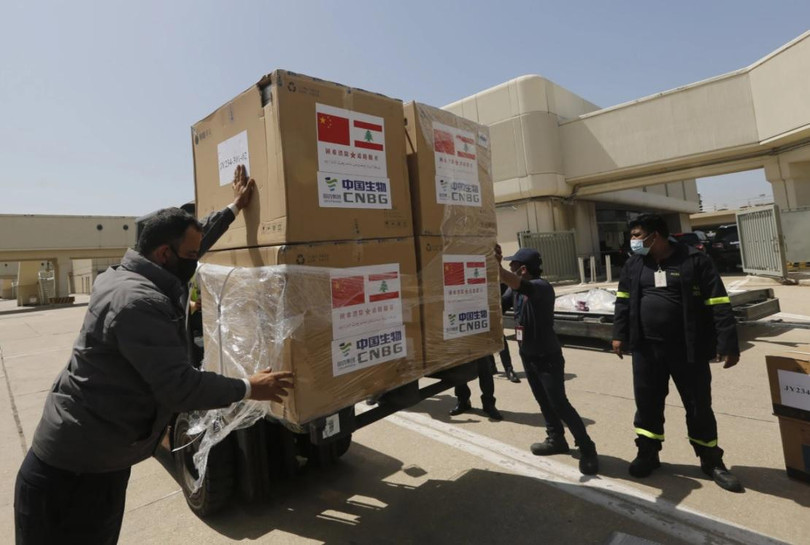 Vận chuyển vaccine của Sinopharm tại sân bay Lebanon (Ảnh: Xinhua) Vận chuyển vaccine của Sinopharm tại sân bay Lebanon (Ảnh: Xinhua)