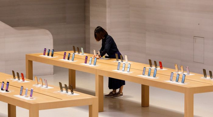 Cam kết hỗ trợ cả những mẫu điện thoại cũ, như iPhone 11, giúp Apple giành thêm thị phần (Ảnh: ShutterStock) Cam kết hỗ trợ cả những mẫu điện thoại cũ, như iPhone 11, giúp Apple giành thêm thị phần (Ảnh: ShutterStock)