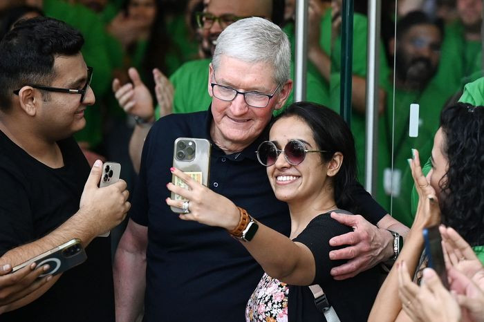 Tim Cook chụp ảnh cùng người hâm mộ trong sự kiện diễn ra ngày 18/11 (Ảnh: MarketWatch) Tim Cook chụp ảnh cùng người hâm mộ trong sự kiện diễn ra ngày 18/11 (Ảnh: MarketWatch)