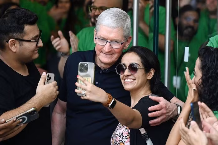 Tim Cook chụp ảnh cùng người hâm mộ trong sự kiện diễn ra ngày 18/11 (Ảnh: MarketWatch) Tim Cook chụp ảnh cùng người hâm mộ trong sự kiện diễn ra ngày 18/11 (Ảnh: MarketWatch)