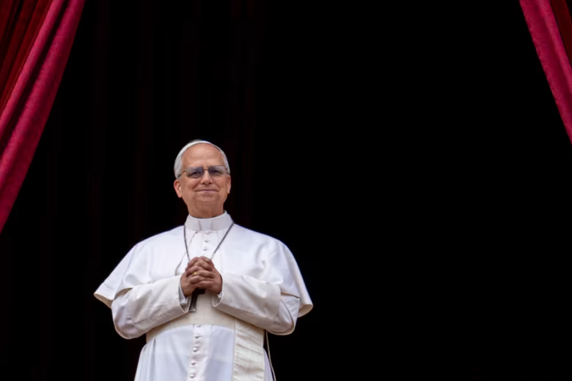 Đức Giáo hoàng Leo XIV nhìn đám đông trong buổi cầu nguyện ở Vatican, vào ngày 11/5. Ảnh: Getty.