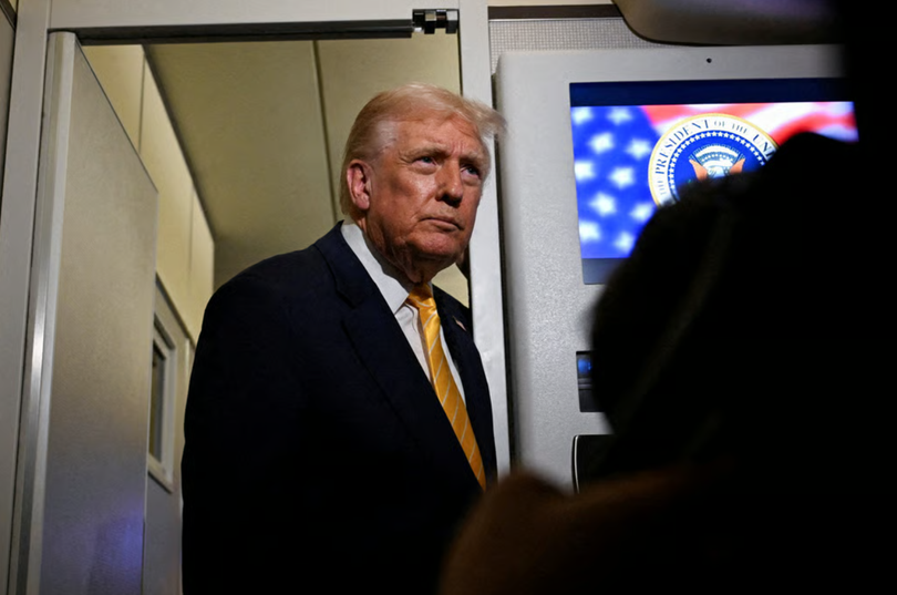 Tổng thống Mỹ Donald Trump phát biểu với báo chí trên chuyên cơ Không lực Một trên đường đến Florida hôm 14/11. Ảnh: Reuters.