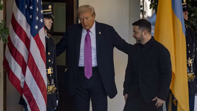 Tổng thống Mỹ Donald Trump chào đón Tổng thống Ukraine Volodymyr Zelensky tại Nhà Trắng. Ảnh: Getty.