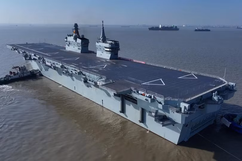 Tàu tấn công đổ bộ Type 076 mang UAV đầu tiên của Trung Quốc trong chuyến thử nghiệm trên biển đầu tiên ngày 14/11. Ảnh: Xinhua.