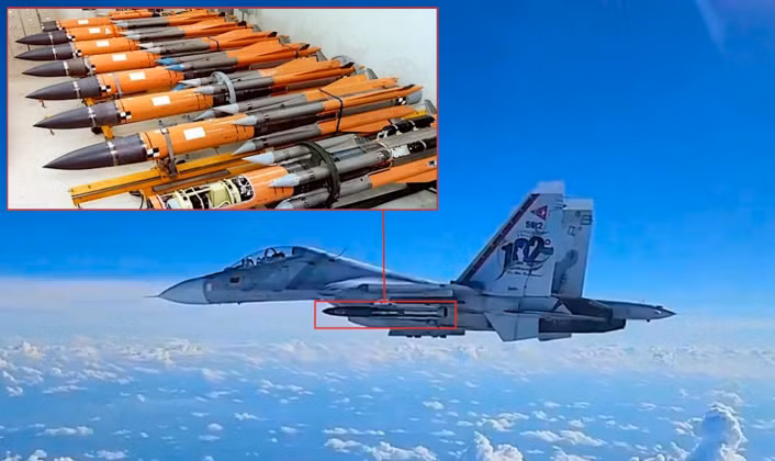 Chiến đấu cơ Su-30MK2 của Venezuela với tên lửa chống hạm Kh-31A. Ảnh: MW.