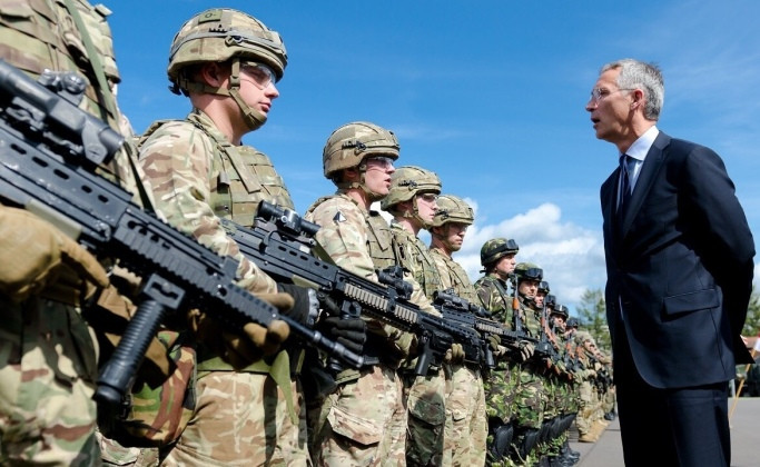 Cựu Tổng thư ký NATO Jens Stoltenberg và các binh sĩ Quân đội Anh. Ảnh: MW.