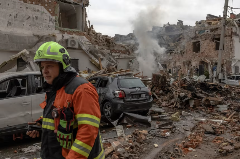 Lực lượng cứu hộ làm việc ở khu vực ngoại ô Kiev, Ukraine vào ngày 28/9. Ảnh: AFP.