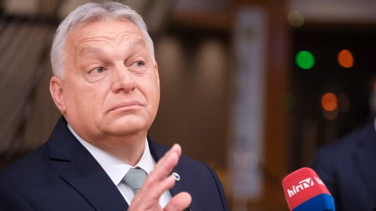 Thủ tướng Hungary Viktor Orban phát biểu với các nhà báo. Ảnh: Getty.