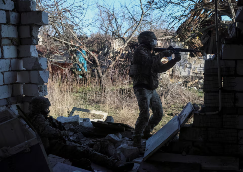Binh sĩ Ukraine tham gia một cuộc tập trận quân sự cơ bản tại vùng Kharkov, Ukraine ngày 25/11. Ảnh: Reuters.