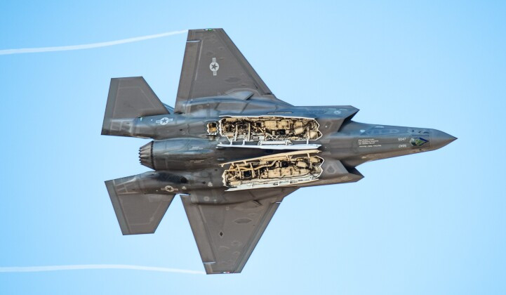 Chiến đấu cơ F-35A với khoang tên lửa trống. Ảnh: US Army.