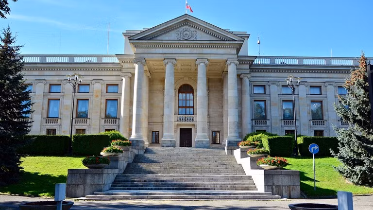 Đại sứ quán Nga tại Warsaw, Ba Lan. Ảnh: Getty.