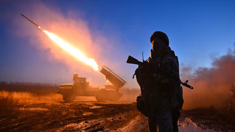 Quân nhân Nga nổ súng vào các vị trí của Ukraine ở khu vực tiền tuyến Krasnoarmeysk (Pokrovsk). Ảnh: Sputnik.