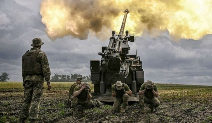 Các binh sĩ Ukraine đang vận hành một khẩu pháo Howitzer. Ảnh: MW.
