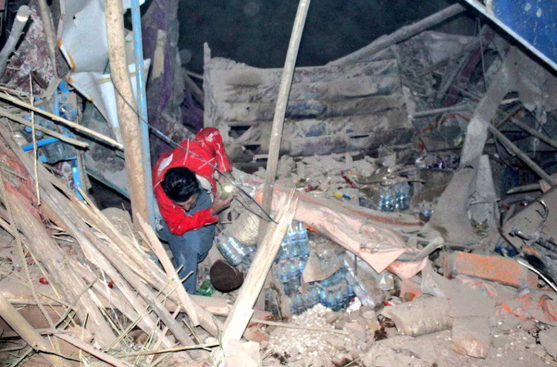 Một nhân viên cứu hộ đang làm việc sau trận động đất tại một địa điểm không xác định ở Afghanistan, trong hình ảnh phát hành ngày 3/11. Ảnh: Reuters.