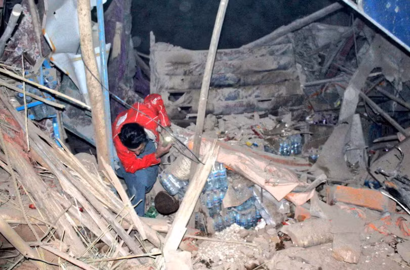 Một nhân viên cứu hộ đang làm việc sau trận động đất tại một địa điểm không xác định ở Afghanistan, trong hình ảnh phát hành ngày 3/11. Ảnh: Reuters.